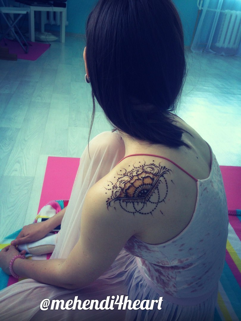 мехенди на плече